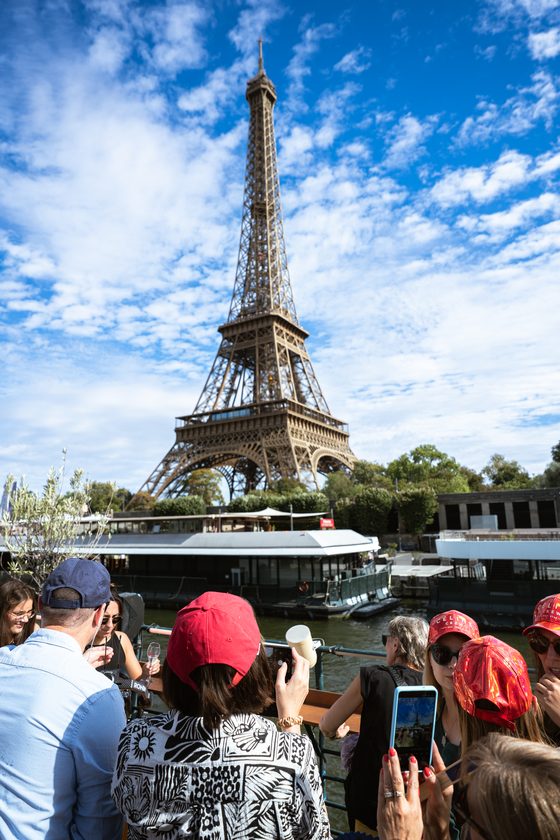 La Tour Eiffel depuis le pont, public au premier plan