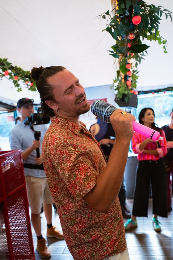 Un invité chante au micro pendant un Sing Along Moment