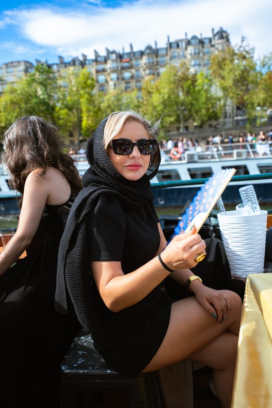 Invitée en noir avec éventail Céline face à la Seine