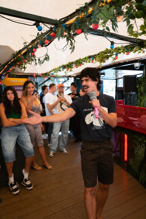 L'animateur au micro face au public pour le Lip Sync Contest