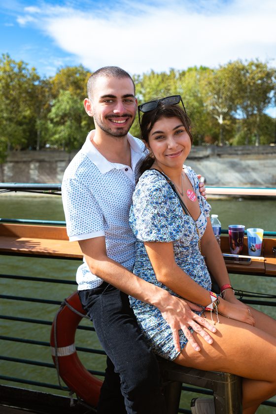 Un couple pose sur le pont du bateau