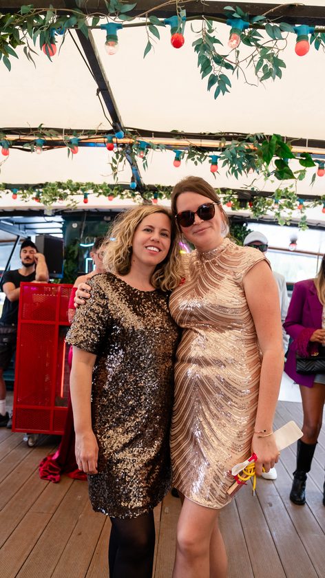 Deux invitées en robes à paillettes sur le pont