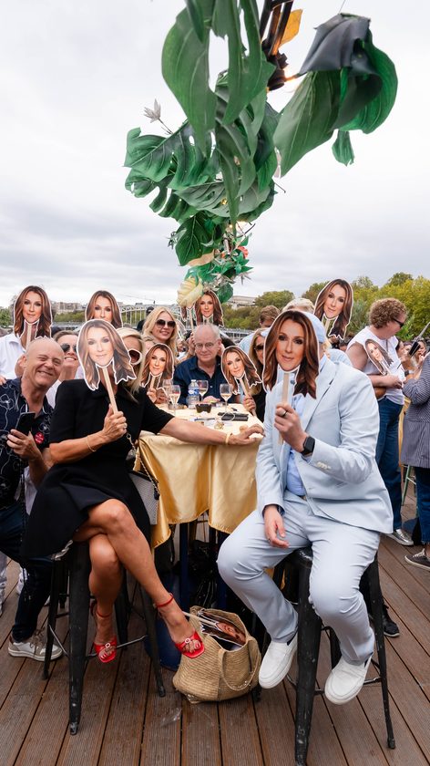 Le public brandissant les masques Céline autour d'une table