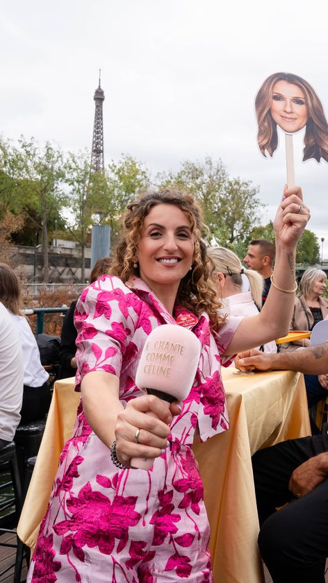 Invitée au micro « Je chante comme Céline » devant la Tour Eiffel