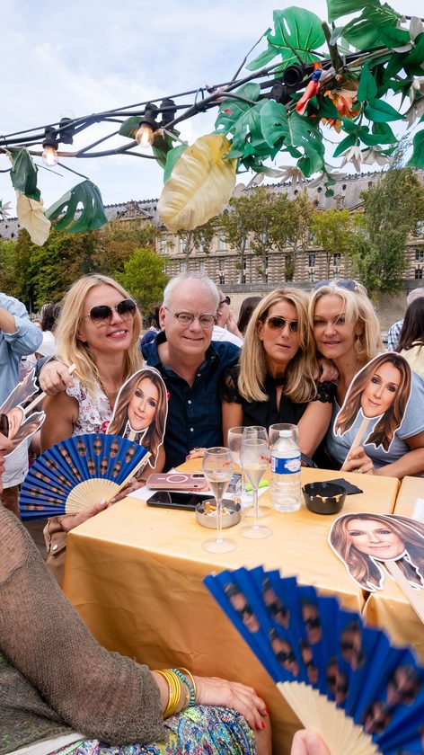 Table d'invités devant le Louvre, coupes et éventails Céline