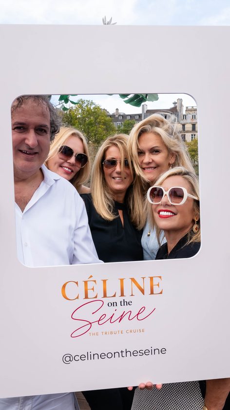 Invités posant dans le cadre photo Céline on the Seine