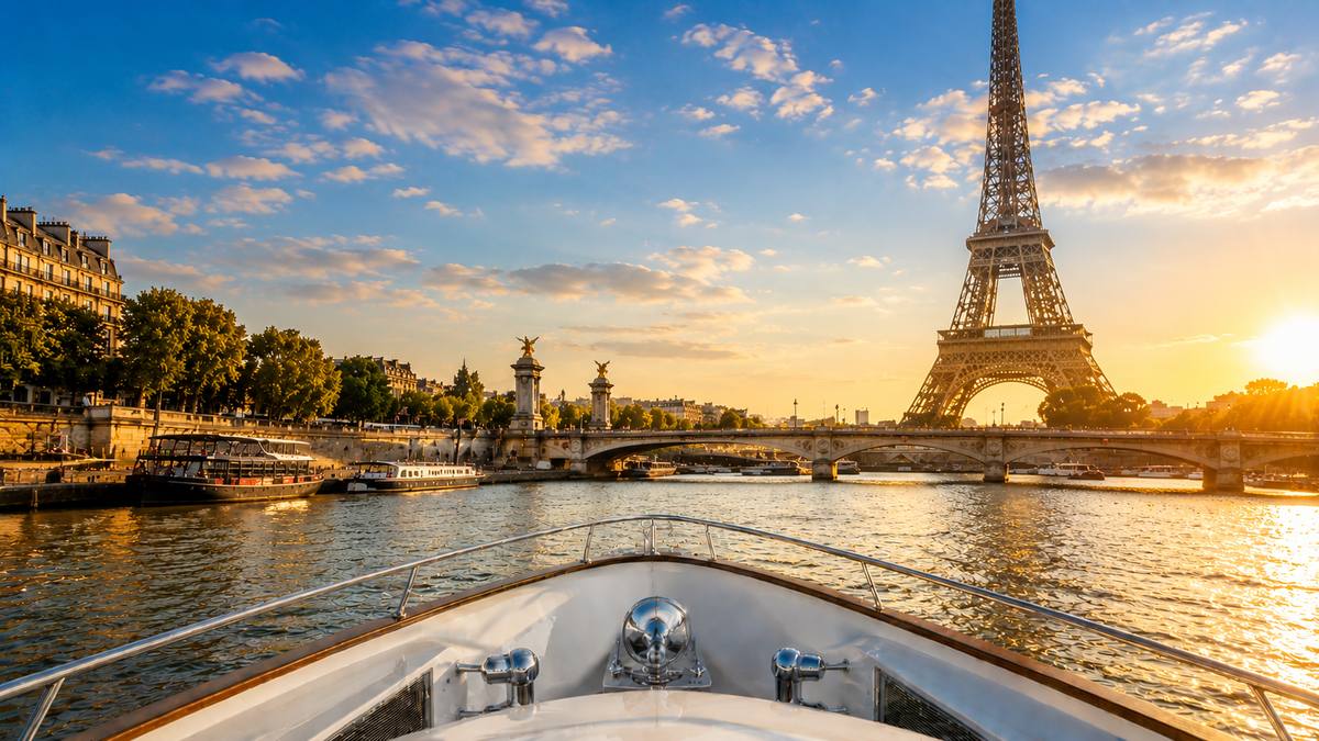 Vue depuis la proue vers la Tour Eiffel